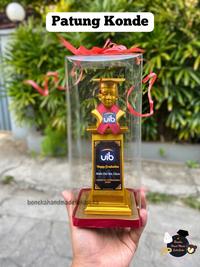 Gambar BONKA - Patung Plakat Trophy Wisuda Box Mika Warna Gold Hadiah Kelulusan Costum Free Request Nama Wisudawan Logo Sekolah Kalung Wisuda Graduation Gift Hijau - Cowo dari Bonekahandmadesukasuka Kab. Sukoharjo 4 Tokopedia