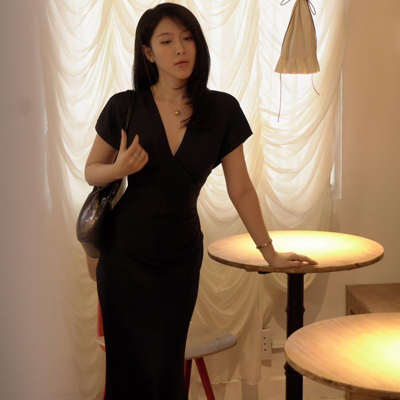 |Kín Lưng Vieni Dress| Đầm Lụa Cổ V Sâu Kín Lưng Có Tay Không Mút Có Dây Kéo