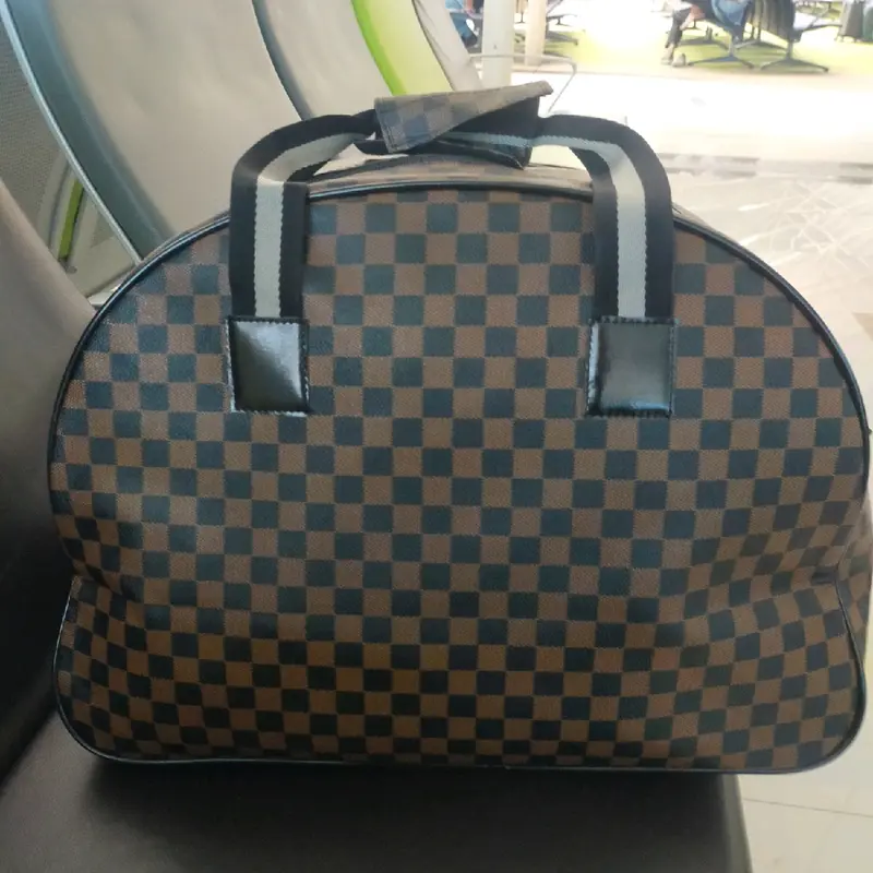 Tas Baju Kulit Sintetis Corak Viral Elle Travel 3