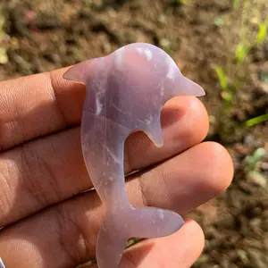 ukiran lumba lumba dari batu akik lavender cocok digunakan sebagai hiasan ataupun gantungan kunci