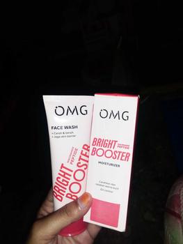Product Review of OMG Oh My Glow - Bright Booster Glow Kit Paket Perawatan Wajah untuk Kulit Tampak Glowing, Mencerahkan, Tampak Sehat, Menjaga Skin Barrier, Mengandung Niacinamide , Peptide, Vitamin C - Sabun Pembersih Wajah, Moisturizer, Sunscreen from D** 0