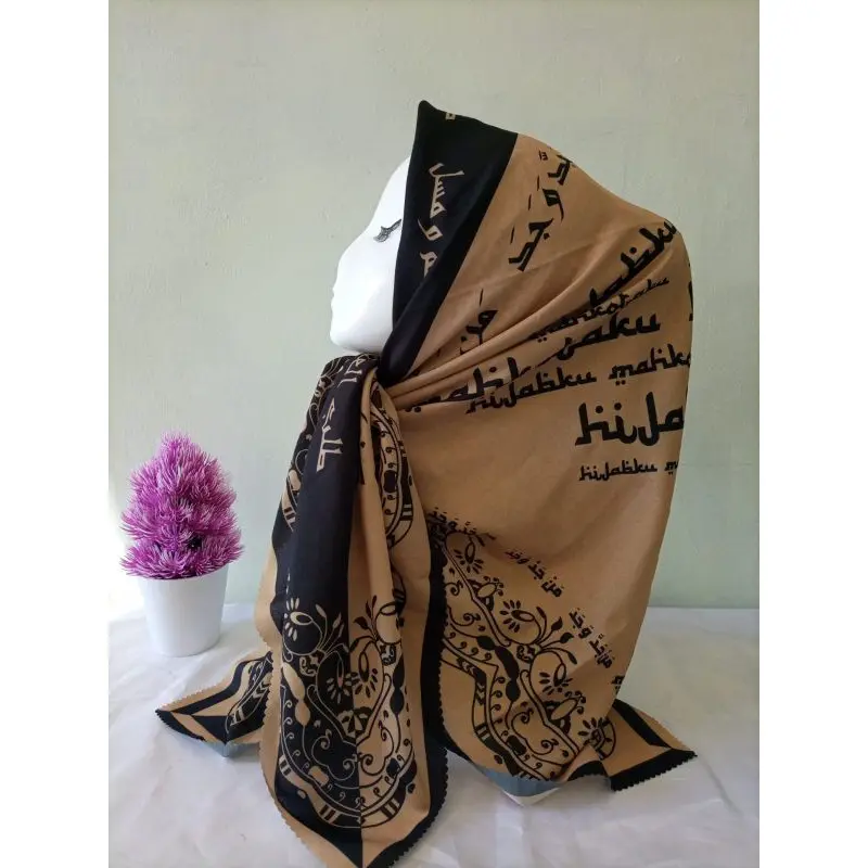 Kerudung Santri Tulisan Cantik Motif lengkap Kalam Hikmah Motif Koran Tulisan Kata Mutiara Jilbab Ngaji Pegon Tulisan Arab Bahan Katun Voal Nyaman dan Adem Ukuran Standar