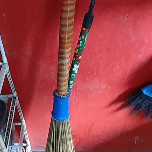 sapu taman, harga grosir 6000 ,terbuat dari lidi sawit berkwalitas baik, gagangnya bambu berukuran 60cm cocok untuk menyapu halaman,taman,pekarangan dll,