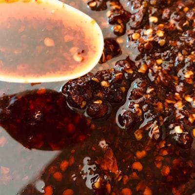 Terlaris CHILI OIL Garlic 150ml Pedas Daun Jeruk Minyak Cabai Praktis Halal Serbaguna Masakan Jajanan Dimsum Mie Pedas Cili Oil By DE WULAN Terlaris CHILI OIL Garlic 150ml Pedas Daun Jeruk Minyak Cabai Praktis Halal Serbaguna Masakan Jajanan Dimsum Mie Pedas Cili Oil By DE WULAN