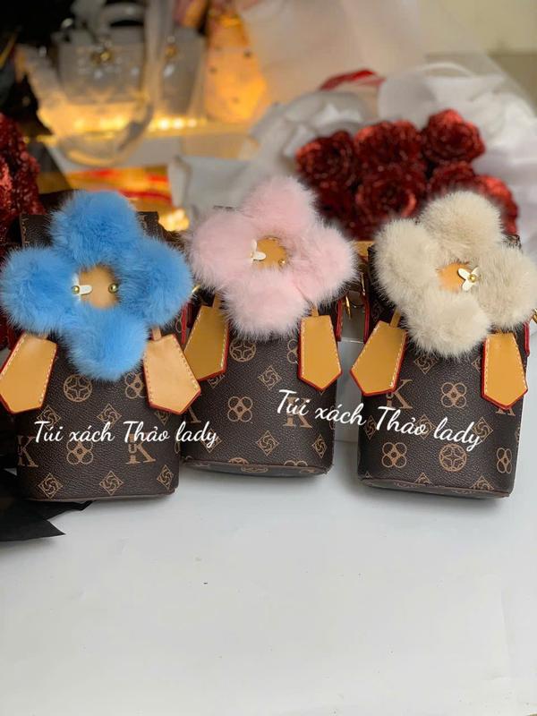 ( Deal mở bán) Bản túi mới đeo chéo hình bông hoa 2025 size 10x16cm đựng vừa dt, đeo chéo dây đeo căn chỉnh ngắn dài
