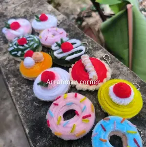 Arrahman Corner Ganci Kawat Bulu Donat dengan Warna-warna Cerah dan Hiasan Buah Kecil untuk Dekorasi Unik