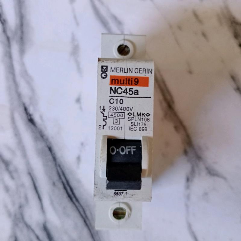 MCB merlin gerin multi9 tipe nc45a /6A/10A/16A/20A/25A/32A/50A DIJAMIN KEASLIANYA BARANG COPOTAN PANEL 6