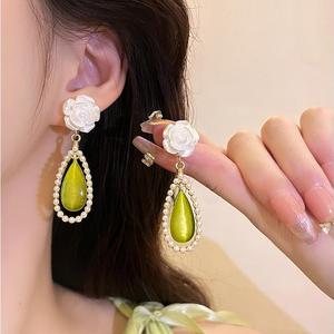 Subang Titisan Air Camellia Gunung Mutiara, Rekaan Mata Kucing Retro Perancis, Loket Telinga Wanita terlaris, dengan Cangkuk Telinga Mewah, untuk Wanita