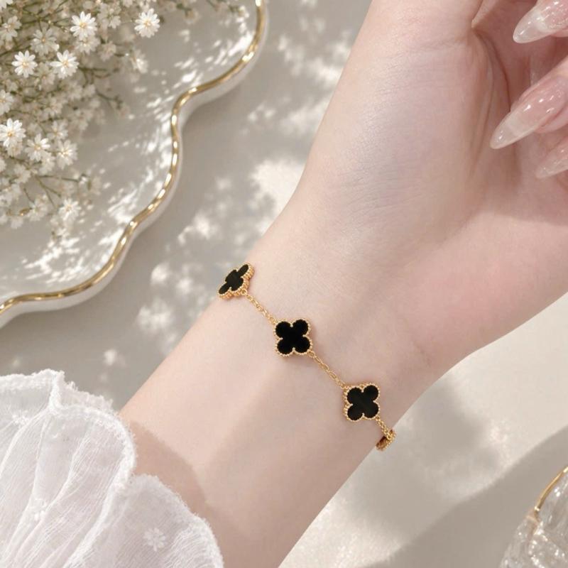 [ KHÔNG ĐEN GỈ ] -Vòng Tay 4 Lá Đen Trơn – Mẫu Hot Trend TikTok
