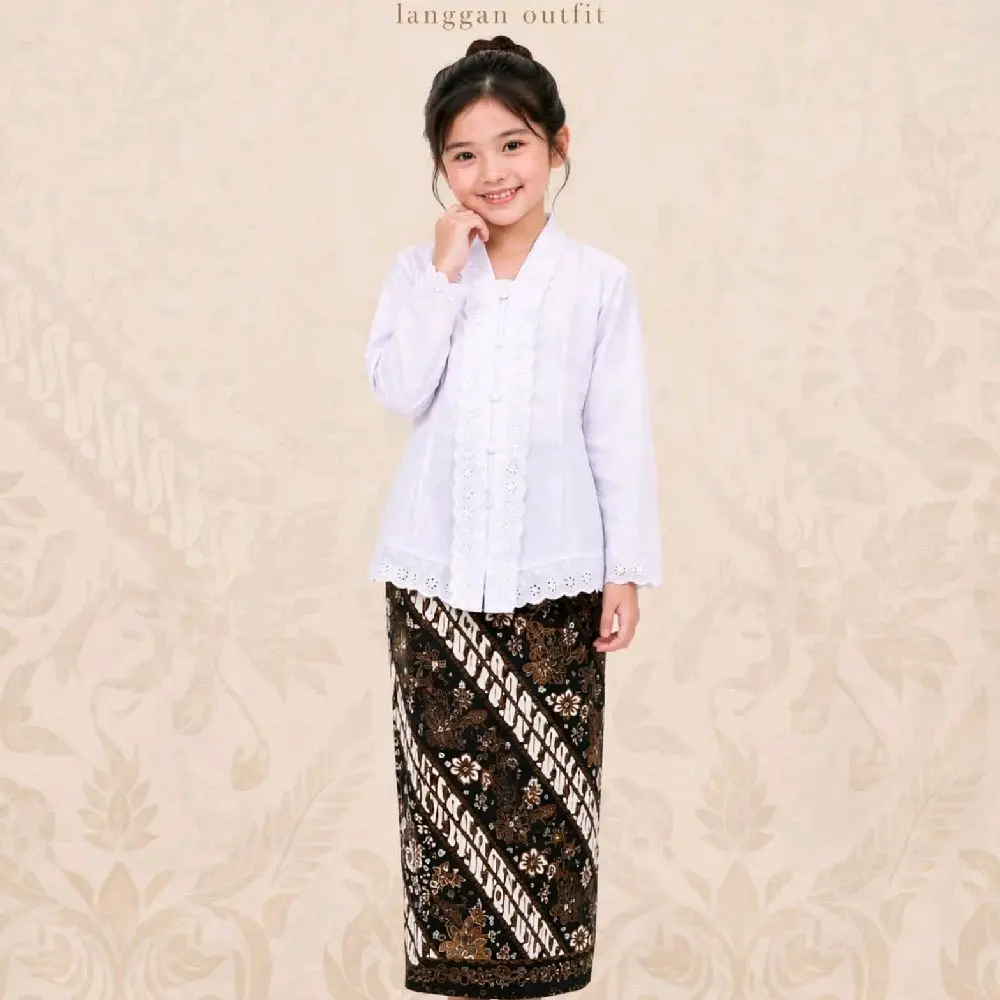 Seragam Kebaya Putih Anak Perempuan TK SD Kelas 1-6 Usia 6-13 Tahun dengan Detail Full Renda Motif Diagonal dan Kancing Mutiara Cocok untuk Acara Formal atau Perayaan