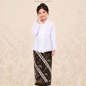 Seragam Kebaya Putih Anak Perempuan TK SD Kelas 1-6 Usia 6-13 Tahun dengan Detail Full Renda Motif Diagonal dan Kancing Mutiara Cocok untuk Acara Formal atau Perayaan
