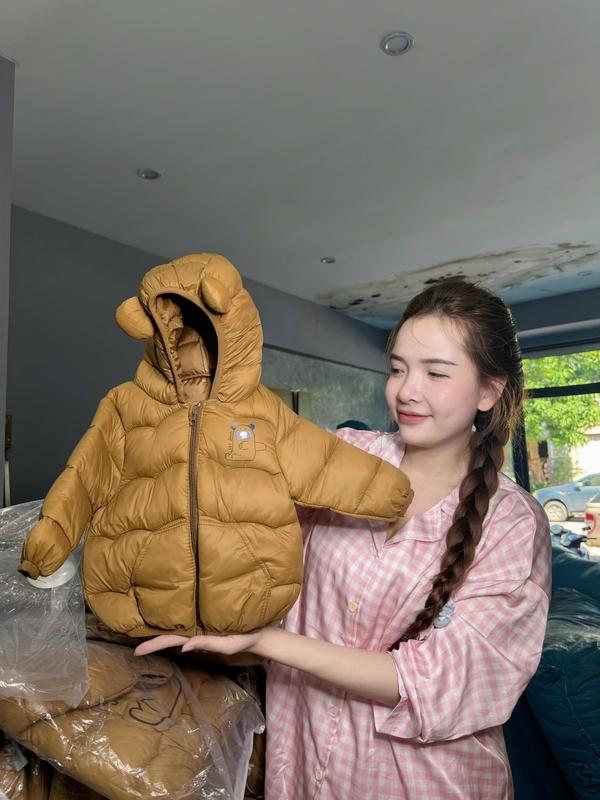 MẸ THÓC áo khoác lông vũ siêu nhẹ sau lưng may gấu 3D in chữ SIT DOWN hàng QCCC by KID CLOTHING