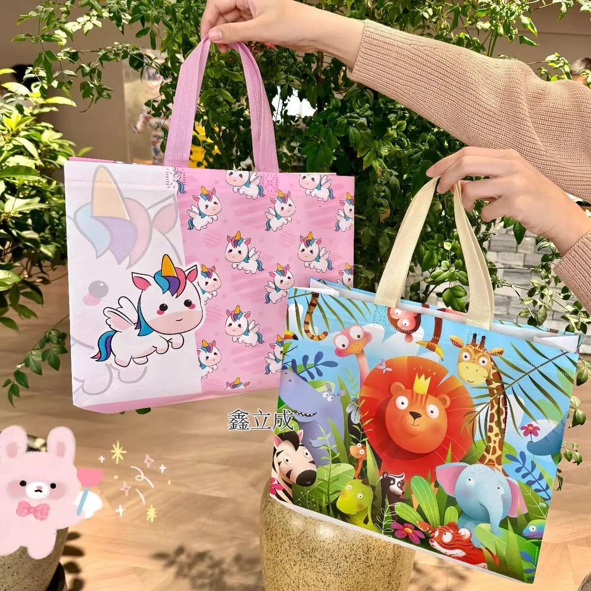 Tas Belanja /  Tote Bag Spunbond/ Goodie Bag Spunbond /Tas Spunbond /Kain Motif Premium Kantong Jumbo Tas Kado Gift A28-A31