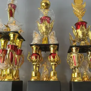 Piala kaki empat tanpa marmer/riquest tulisan