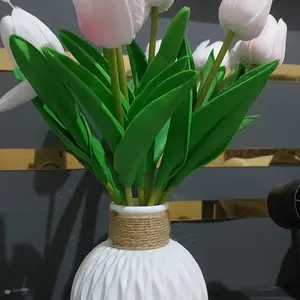 Vas Plastik &Bunga Tulip Artificial Set Dekorasi Hadiah Sempurna Harga Terjangkau Cocok untuk Wedding Anniversary