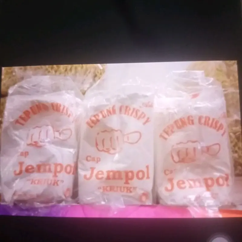 Tepung jempol  crispy adalah tepung serbaguna yang memiliki rasa enak dan renyah . Tepung ini dikelola dengan menggunakan bahan dasar tepung terigu yang dicampur dengan resep rahasia sehingga menjadi tepung serbaguna yang enak  . 2