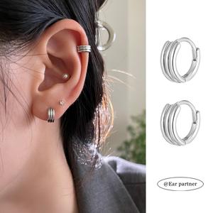 EAR PART NER-3つのループが積み重なったイヤリングは、冷たくエレガントなスタイルを持つ女性のためのニッチなデザインです。  イヤースタッドとボーンスタッドは高級なイヤリングです（eh-31 3 2）