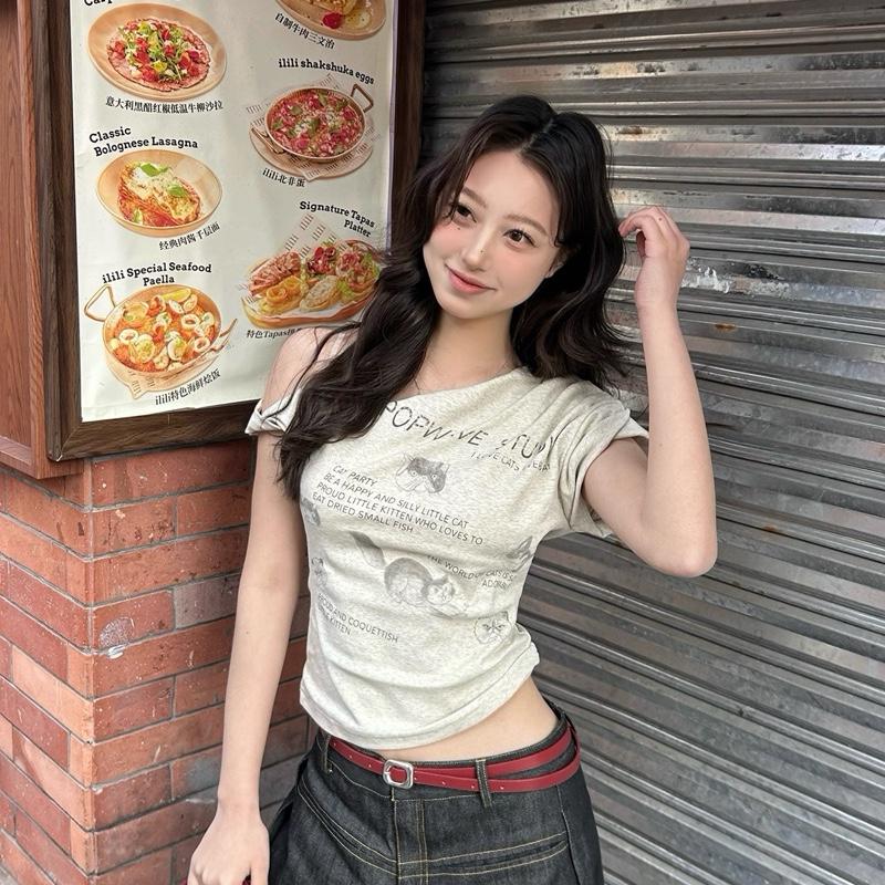 Áo kiểu lệch xoắn vai in hình hoạ tiết mèo tay ngắn cho nữ