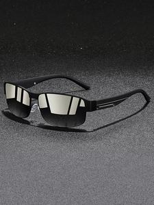 Las últimas gafas de sol cuadradas retro con marco de metal para hombre vienen en varios colores para personalización.Cuentan con lentes UV400 para protección ocular al aire libre y bisagras de resorte en las patillas para mayor comodidad a largo plazo.