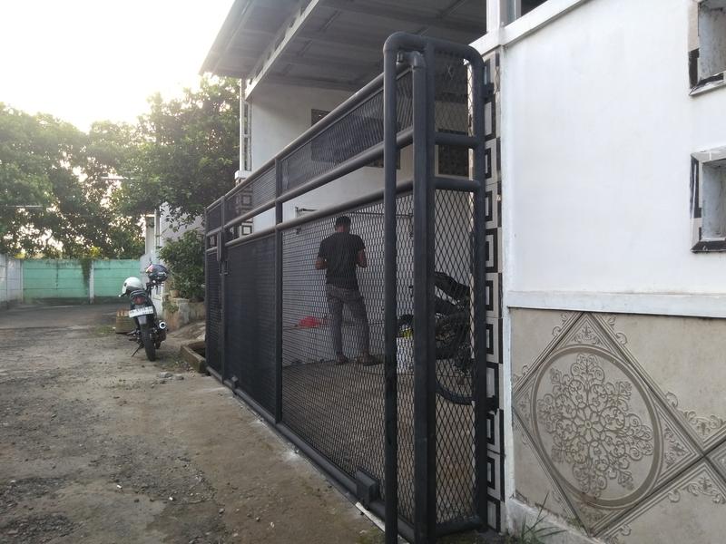 Pagar / Gate Rumah Minimalis Rangka Besi Bulat Motif Expanda 2