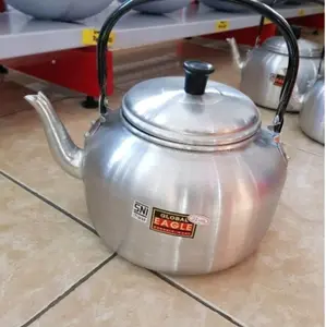 teko cor aluminium (sering disebut juga ceret atau ketel), yang umumnya digunakan untuk memasak atau memanaskan air di atas kompor.