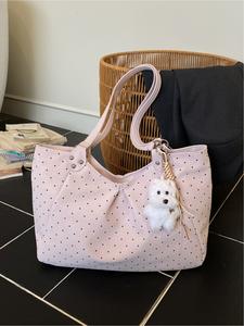 大容量 ドット柄トートバッグ、プリーツデザインのガーリーショルダーバッグ、子犬チャーム付き、おしゃれで通勤・通学・ショッピングに便利な肩掛けバッグ