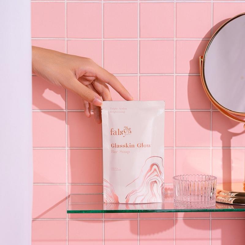 (GET 2 PCS) Sabun Glasskin Glow Bar Soap by The Falsya Beauty Pencerah Membersihkan Memudarkan Kotoran Kulit Hitam dan Kusam Perawatan Mencerahkan Punggung Tangan 1