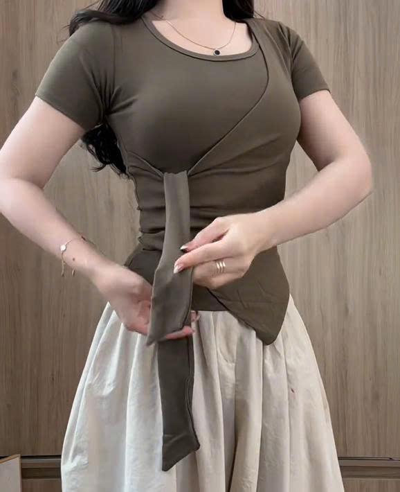 Áo thun nữ  phối viền thiết kế dây rời thắt eo vạt xẻ tà vải tăm hàn ôm body thiết kế trẻ trung năng động cho chị em đi chơi | BigBuy360 - bigbuy360.vn