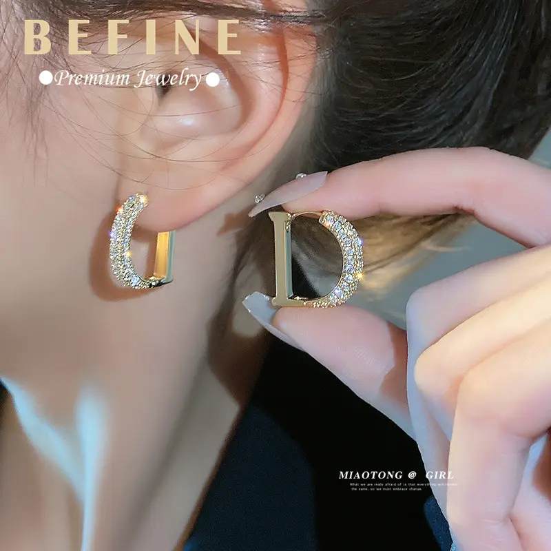 Letter earrings with high-end and niche design, anti loss earrings, ear buckles, new versatile and trendy earrings classy  jewelry