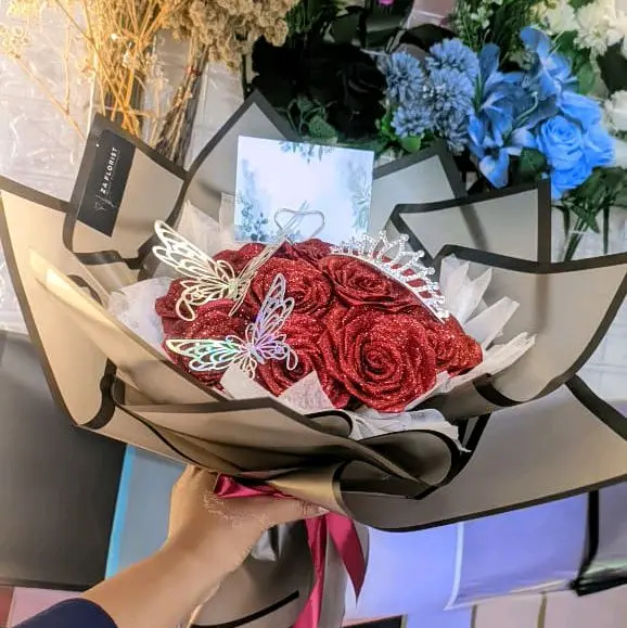 (PO 3 hari) Buket Bunga Satin 10 tangkai dengan Mahkota dan Kupu-kupu 0