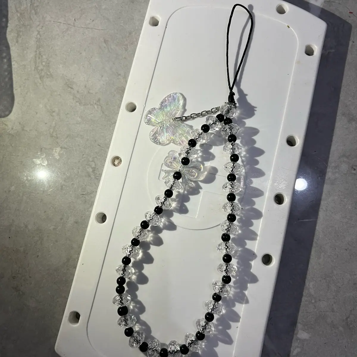 Gantungan hp manik gepeng kupu bening dan hitam