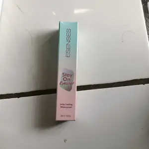 ESENSES Stay On Eyeliner Longlasting Waterproof 3,8ml | Waterproof,Longlasting dan ujung kuas yang tipis