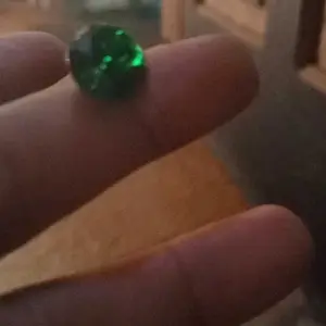 Batu Hijau Zambrut Cutting , Serat Pecah Seribu 16 x 13 mm