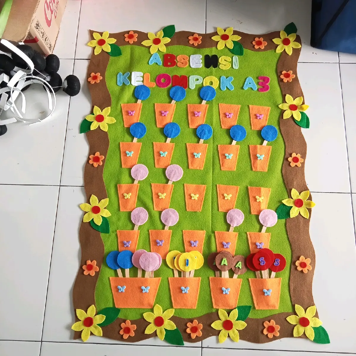 tabel absensi kelas dari flanel ukuran besar ya (tolong baca deskripsi ya kak)