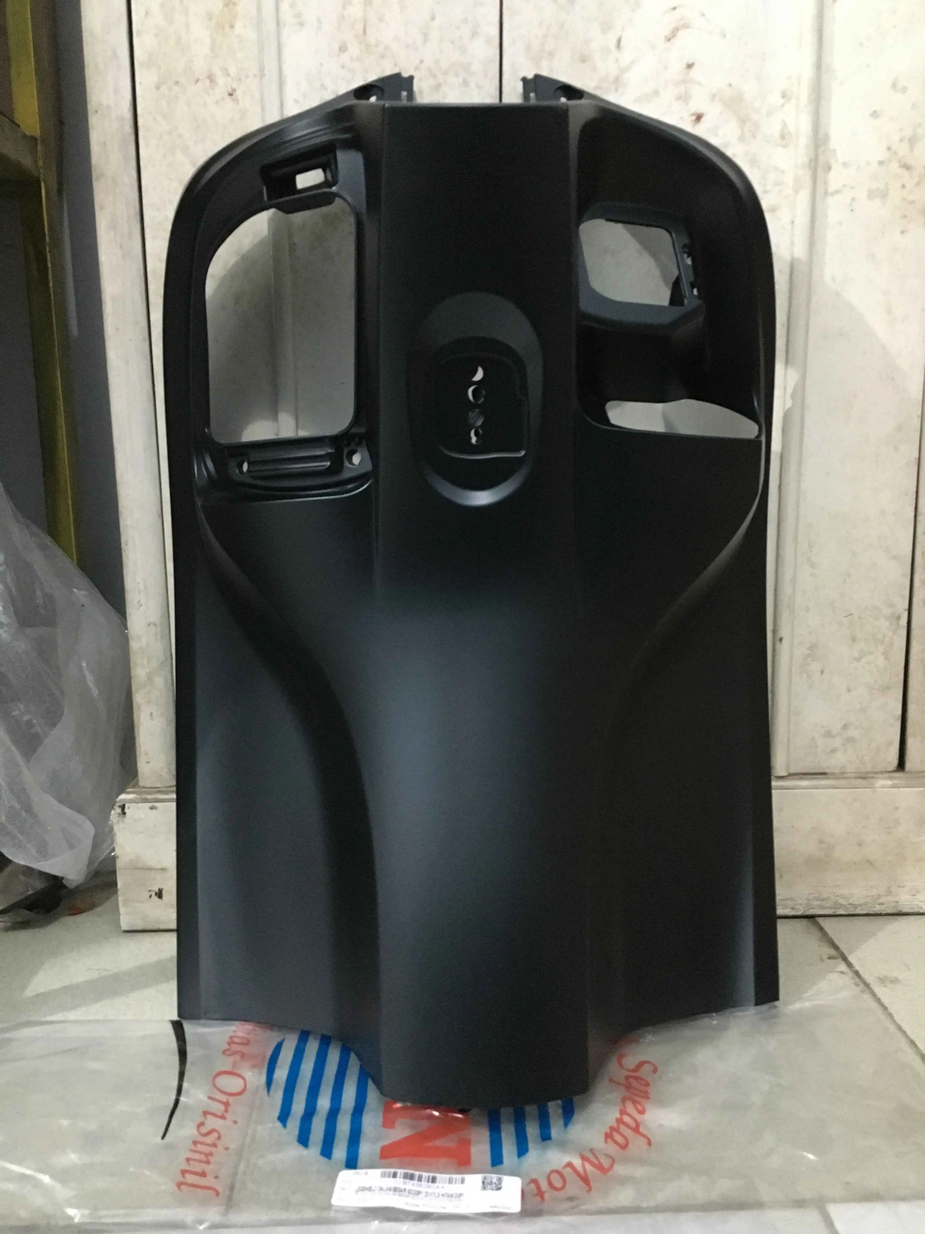 Legshield Leksil Dalam SCOOPY 2023 OKTOBER 2024 KEYLESH\\REMOTE\\TIDAK BISA BUAT KUNCI KONTAK LACI KIRI BESAR TINGGI 13.5 CM HITAM DOFF Merk Win