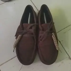 Aksesoris Gantungan Anting Tali Sepatu Wallabee 2pcs