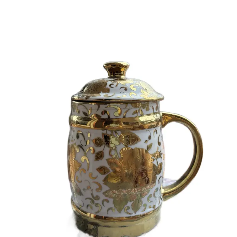 [MONALISA] Gelas Keramik Mewah dengan Motif Emas – Eksklusif & Elegan Desain klasik dengan ornamen emas yang mewah  Dilengkapi tutup untuk menjaga suhu minuman  Cocok untuk teh, kopi, atau koleksi eksklusif