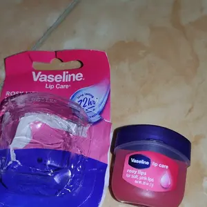 [FREE DOVE BAR 1 pcs] Vaseline Lip Care ROSY LIPS 7gr - Pelembab Bibir - Lip Balm