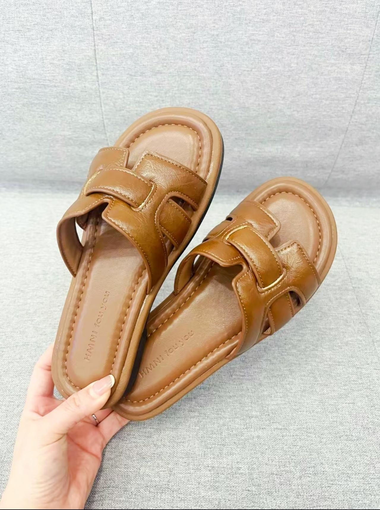 Sandal Wanita Stylish PVC Sol Lembut Anti Selip Ukuran 36-41 Tren Korea Casual Premium Untuk Kegiatan Luar Ruangan Sandal Wanita Stylish PVC Sol Lembut Anti Selip Ukuran 36-41 Tren Korea Casual Premium Untuk Kegiatan Luar Ruangan