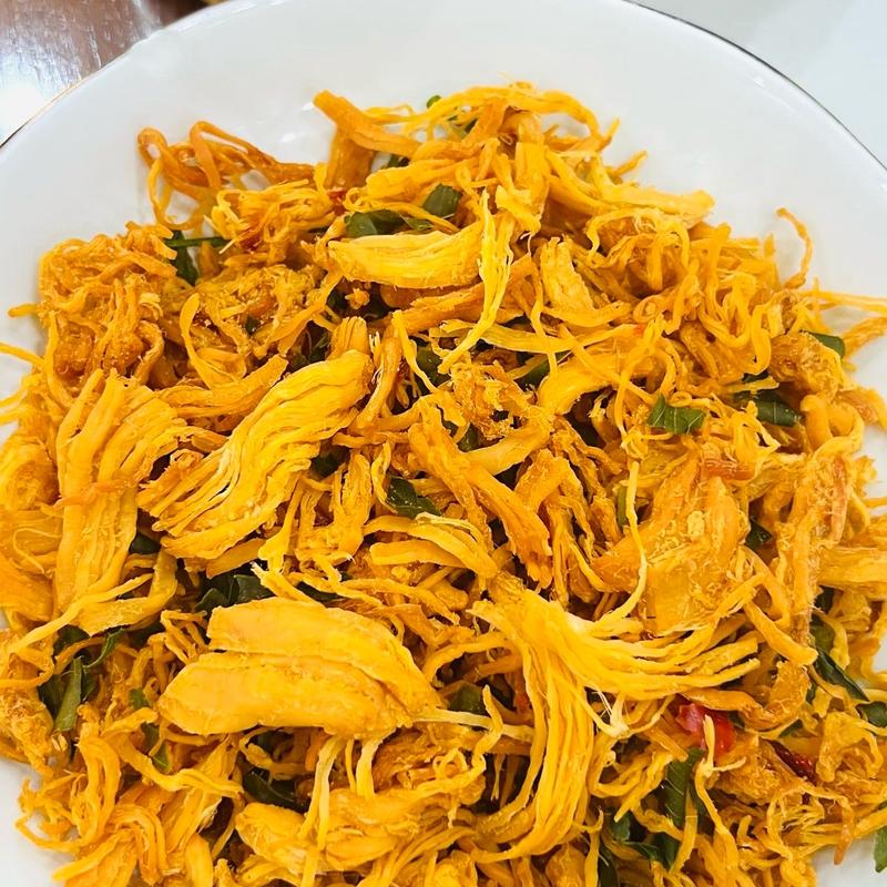 Khô gà lá chanh ăn liền dai ngon chất lượng