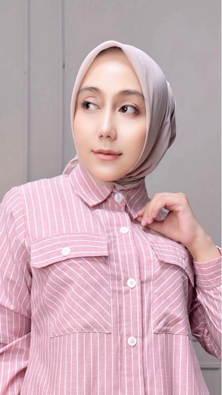 MOZHA SHAFURA. Cloth- LILYA DRESS Bahan Katun Salur Yarn Dyed Gamis Wanita Maxi Halus Lembut Nyaman Dipakai Seharian Kancing Busui dan wudhu friendly Formal Casual Elegant