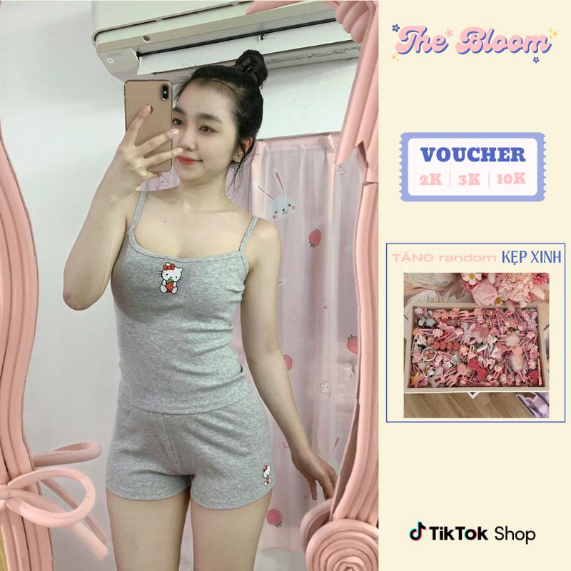 THE BLOOM Kitty Dâu Set bộ Đồ Ngủ Nữ Áo 2 Dây Cổ In Hello Kitty Dễ Thương Đồ Ngủ Nữ Mặc Hè Áo 2 Dây Kèm Quần Mini Lưng Thấp Hot Trend - SE021 set bongu quyen ru