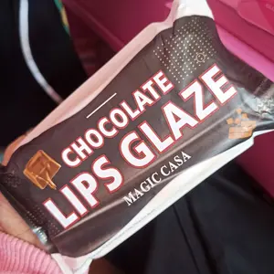 Magic Casa Chocolate Lips Glaze - Produk Perawatan Bibir dengan Aroma Cokelat yang Menyenangkan