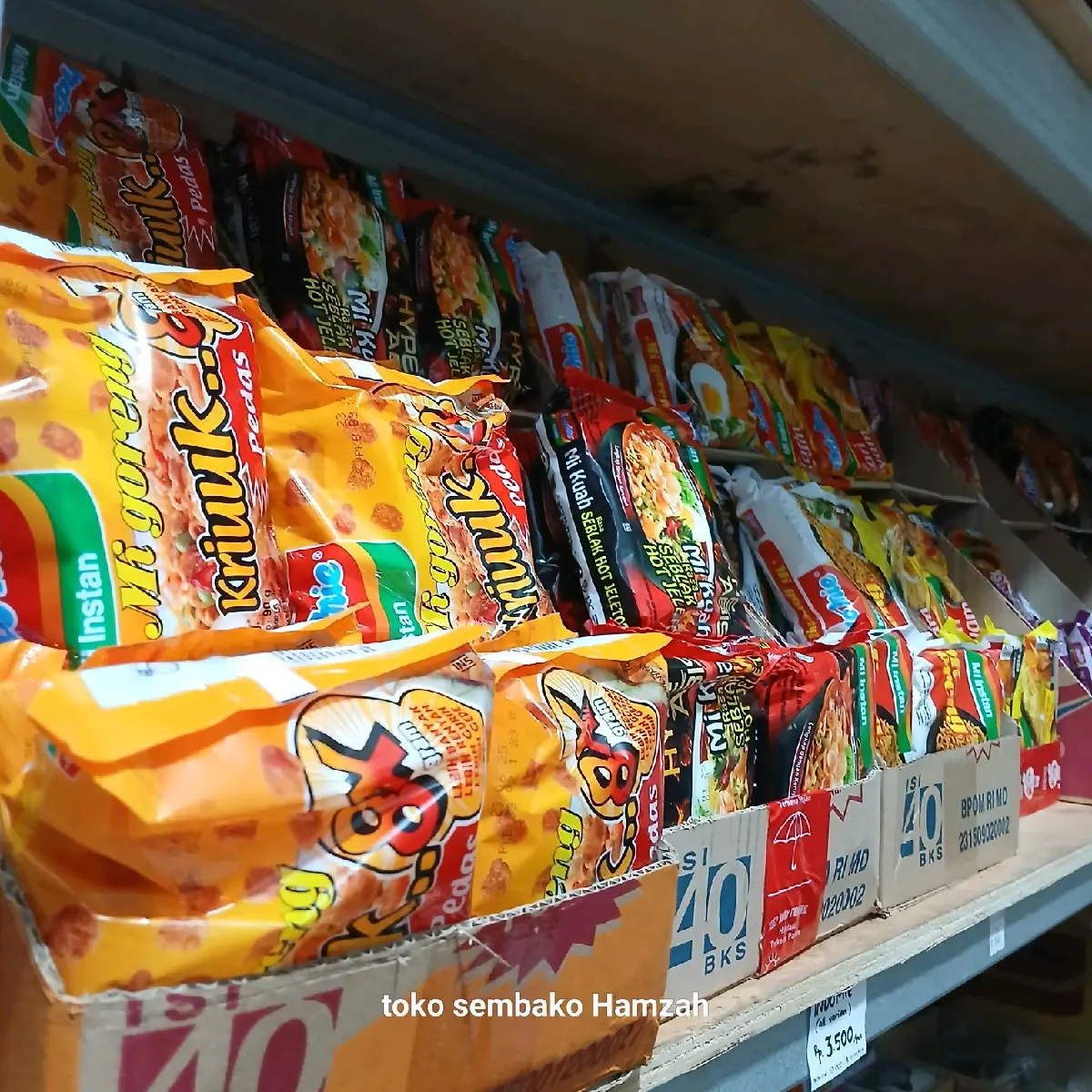 3 bungkus mie instan Indomie