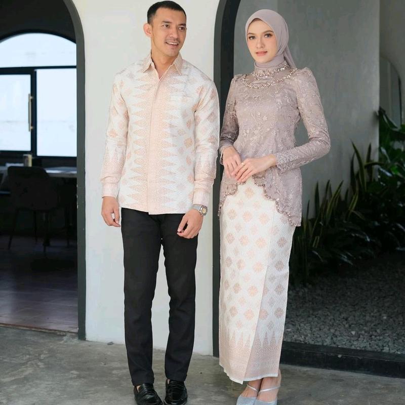 Debatik - Setelan Kebaya Batik Couple Kemeja Lengan Panjang Batik Katun Prada Atasan Kebaya Brukat Premium Lapis Furing Full Payet Mewah Simple Kebaya Kondangan Outfit Lamaran 2025 Wanita Baju Pasangan Pesta Sarimbit Brokat Wisuda Celana Polos Keluarga 6