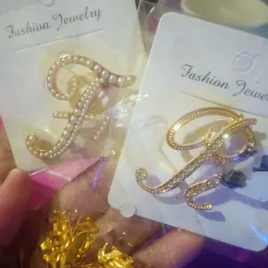 Bros Huruf Inisial Mutiara Premium 80 Butir Mutiara