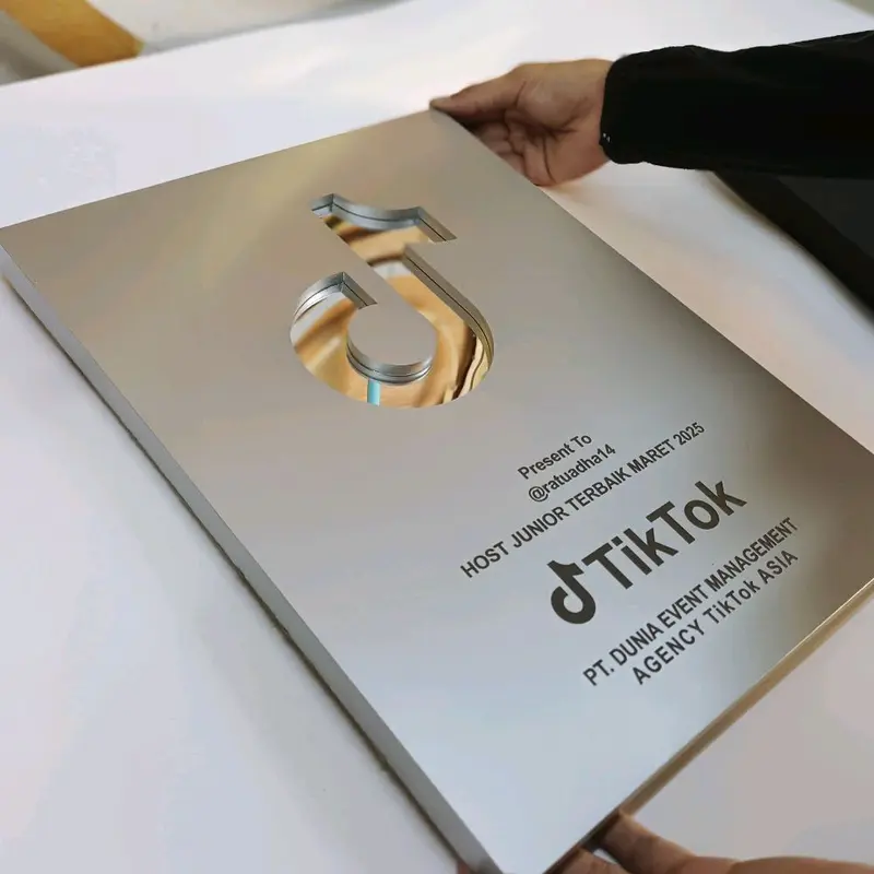Hiasan dinding TIKTOK, INSTAGRAM SILVER PLAY BUTTON pajangan ruangan tengah rumah kamar wall decor 0