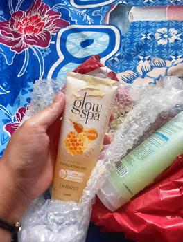 Product Review of [BUY1 GET1] Shinzui Glow Spa Exfoliating Gel 130 ml | Cica / Ichigo / Honey | Mengangkat Sel Kulit Mati from v**🍦 1