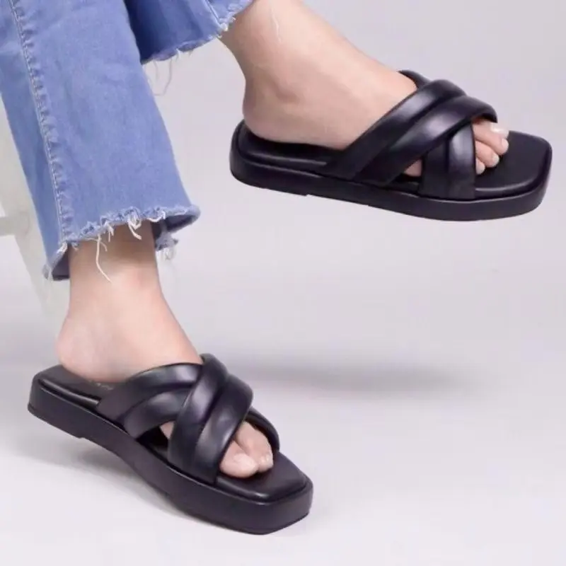 Sendal Slip On Wanita Kekinian Luar Ruang