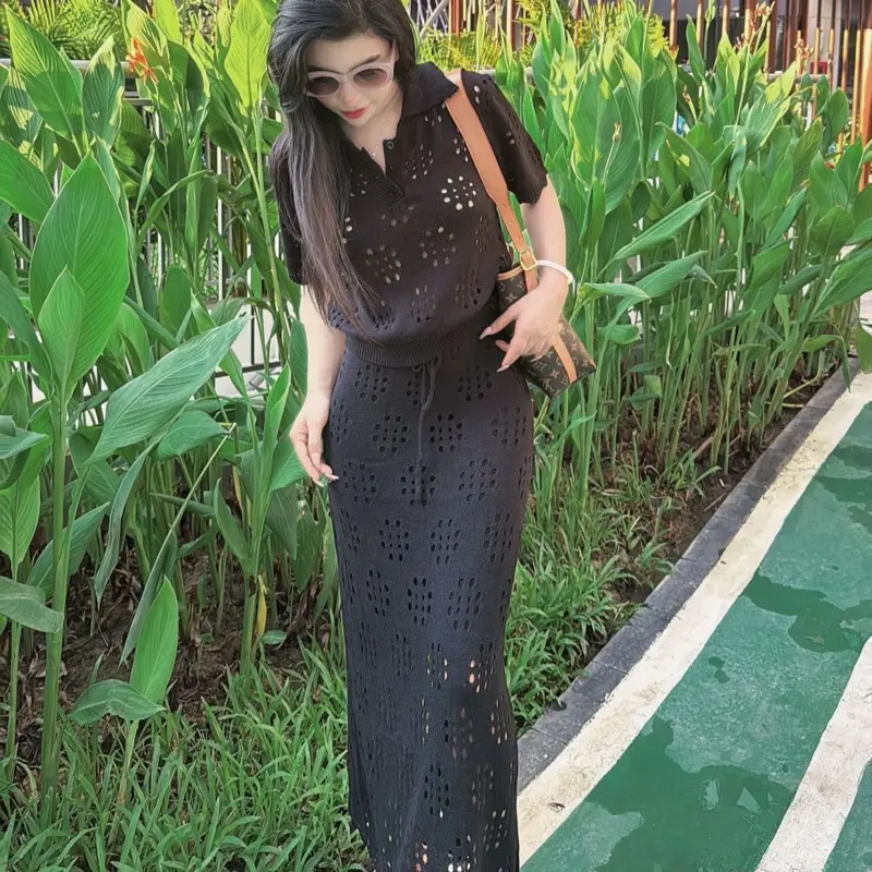 set len lỗ thời trang áo + váy (đen + nâu)